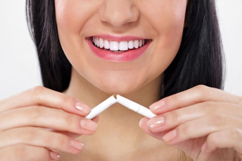 A lány eltört egy cigarettát