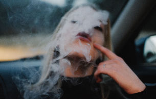 Dohányzó lány