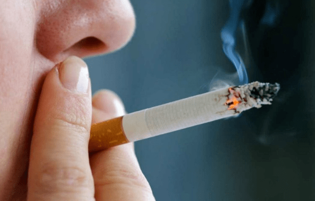 Képesnek kell lennie a cigaretta helyén tartására